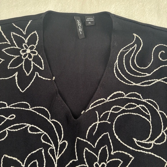 Venini Black Top with White Floral‎ Design - Picture 2 of 4